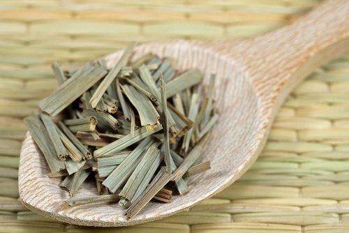 Citronella alungă țânțarii