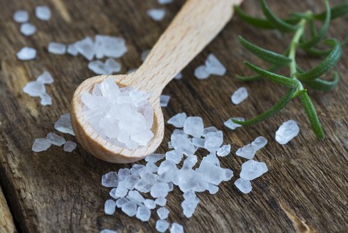 Cum să scoți petele de transpirație cu sare