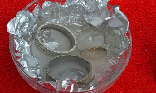 Curățarea obiectelor din argint cu folie de aluminiu