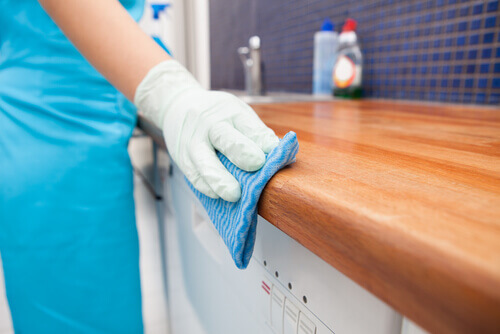Sfaturi pentru curățarea suprafețelor dificile și a blatului din bucătărie