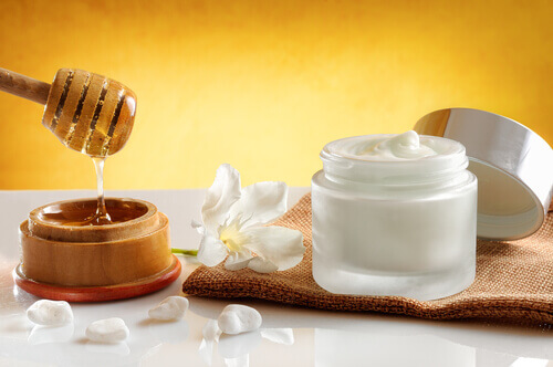 Exfoliant natural pentru întinerirea pielii gâtului