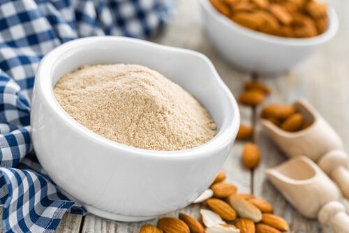Făina de migdale ca ingredient într-o cremă naturală pentru piele