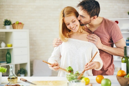 Gătitul împreună poate îmbunătăți relația de cuplu