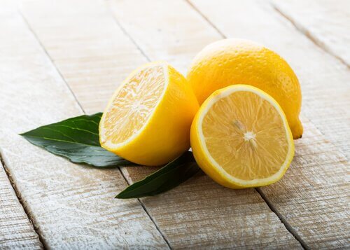 Pentru a preveni ulcerul gastric, evită consumul de lămâie