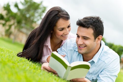 Lectura comună a unei cărți poate întări relația de cuplu 