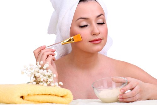 Masca facială cu gelatină și lapte reglează pH-ul pielii