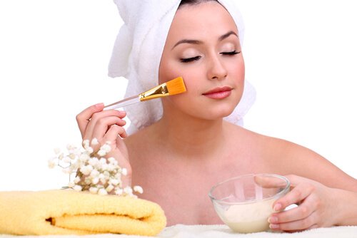 Masca facială cu gelatină și lapte reglează pH-ul pielii
