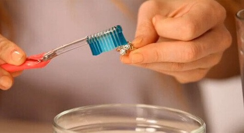 Pastă de dinți folosită la curățarea obiectelor din argint