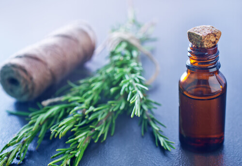 Remediu natural pentru durerile musculare cu ulei de rozmarin