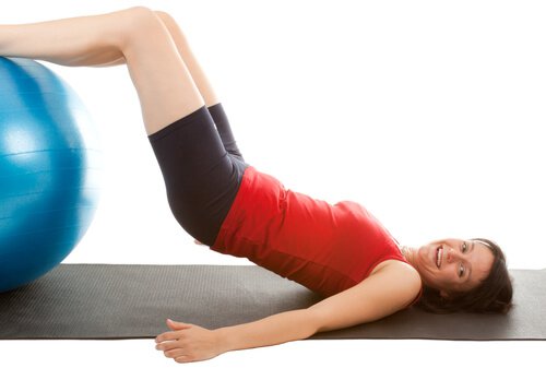 Ridicările de picioare cu mingea de fitness întăresc coapsele