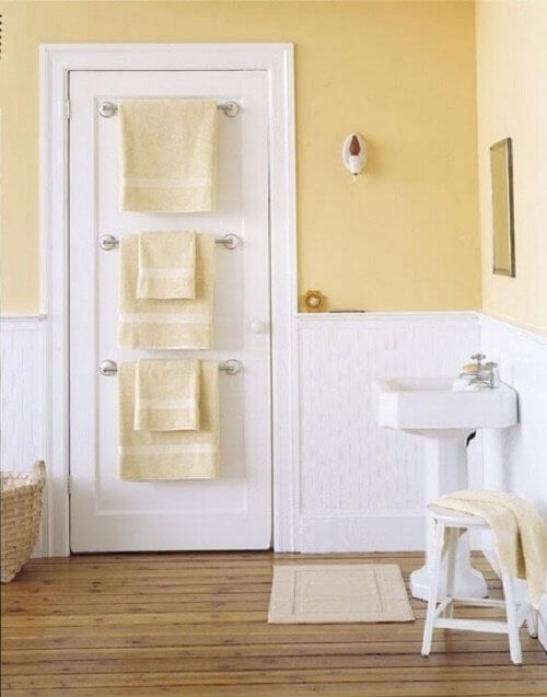 Pune un cuier sau suport pentru prosoape pe ușa din baie