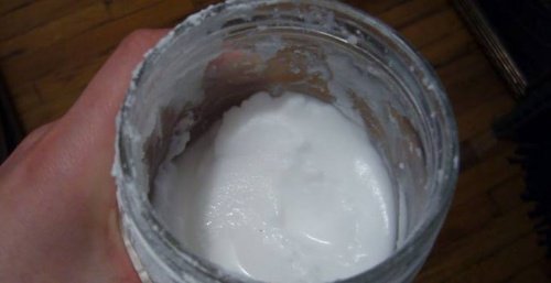Tratament pentru păr cu aspirină adăugat în șampon