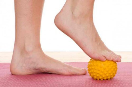 Ameliorarea durerii în fasciita plantară cu o minge