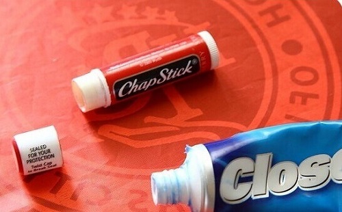 Poți să pui pastă de dinți în tubul gol de la balsamul de buze