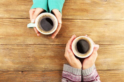 Să bei o cafea cu prietenii îți poate alunga emoțiile negative