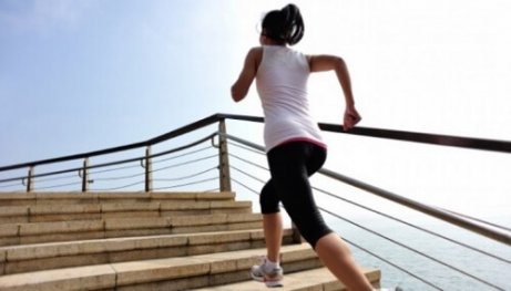 Durerile de genunchi in timp ce urcati scarile ar putea fi primul semn de artroza