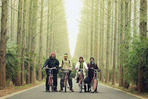 Familie la plimbare pe biciclete