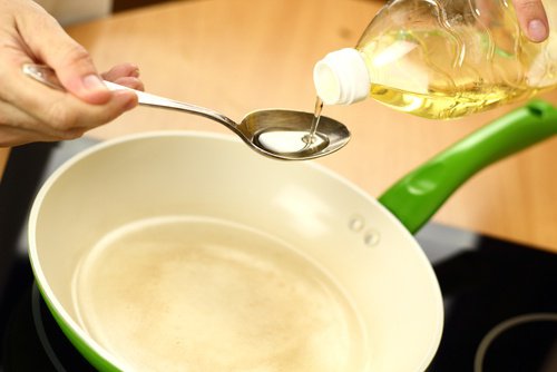 Lipirea mâncării de tigăi poate fi prevenită cu ustensilele adecvate