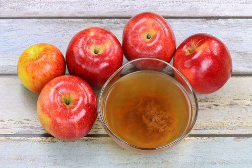 Oțetul de mere este un bun remediu pentru unghiile încarnate