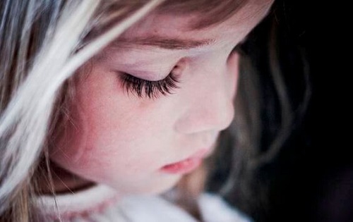 Părinții hiperprotectori cresc copii nefericiți