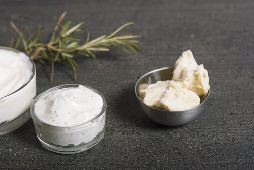 Pleoapele inflamate pot fi remediate cu untul de Shea