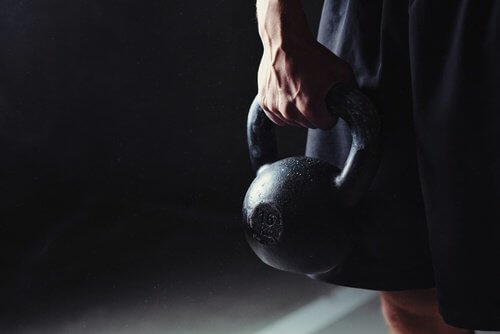 Ridicarea greutăților pe lista de exerciții pentru a slăbi