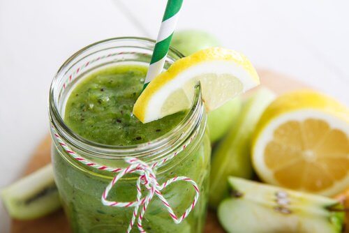 Acest smoothie detoxifiant este ușor de preparat
