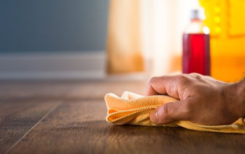 Suprafețele din lemn lustruite cu o cârpă din microfibră
