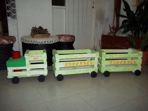 Tren de jucărie din lăzile din lemn