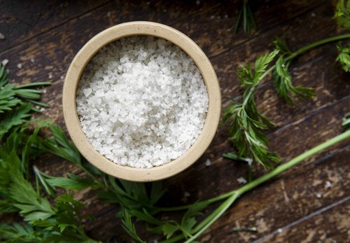 Consumul excesiv de sare provoacă umflarea abdomenului