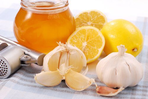 Acest remediu cu usturoi și miere este ușor de preparat