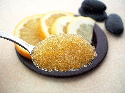 Zahărul este unul dintre cele mai bune exfoliante naturale