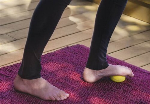Ameliorarea fasciitei plantare cu o minge de tenis