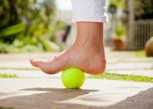 Ameliorarea fasciitei plantare cu mingi de tenis