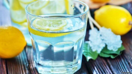 Un pahar de limonadă te hidratează