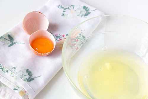 Albușul de ou te ajută să eviți lăsarea pielii feței