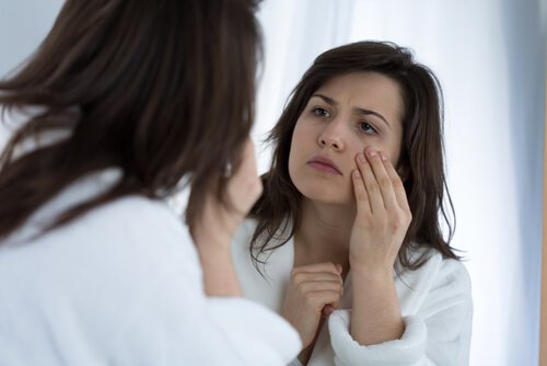 Acest masaj facial diminuează cearcănele