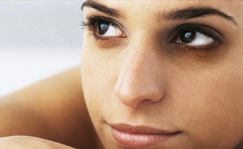 Acest masaj facial întinerește pielea