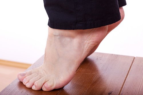 Ridicările de călcâie te ajută să remediezi pielea lăsată de pe picioare