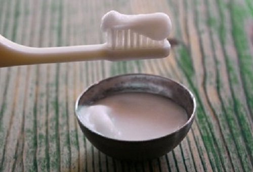 Poți îndepărta placa bacteriană cu o pastă de dinți naturală