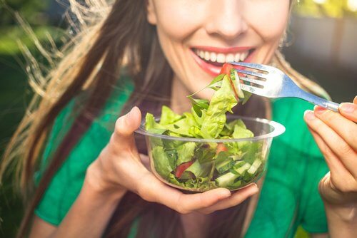Salatele sănătoase combat arsurile la stomac