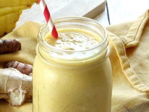 Acest smoothie antiinflamator pentru dureri articulare este ușor de preparat