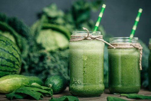 Un smoothie verde la micul dejun te scapă de arsurile gastrice
