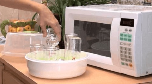 Utilizări ale cuptorului cu microunde pentru sterilizare de vase