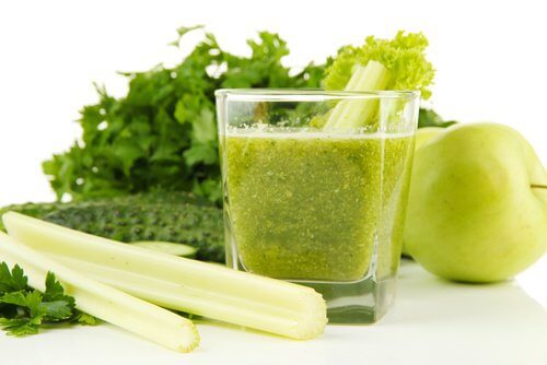 Suc de țelină și mere verzi pentru detoxifierea rinichilor Suc de țelină și mere verzi pentru detoxifierea rinichilor