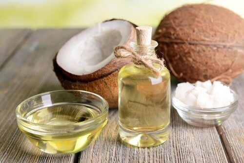 Uleiul de cocos îngrijește pielea de pe mâini