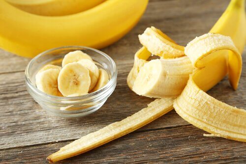 Bananele sunt printre acele alimente care combat hipertensiunea