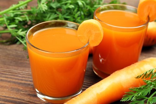 Beneficii ale sucului de morcovi datorate conținutului de fibre