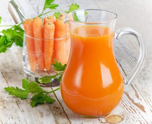 Beneficii ale sucului de morcovi datorate conținutului de vitamina A