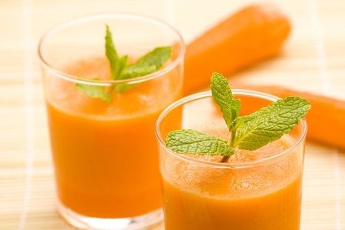 8 beneficii ale sucului de morcovi